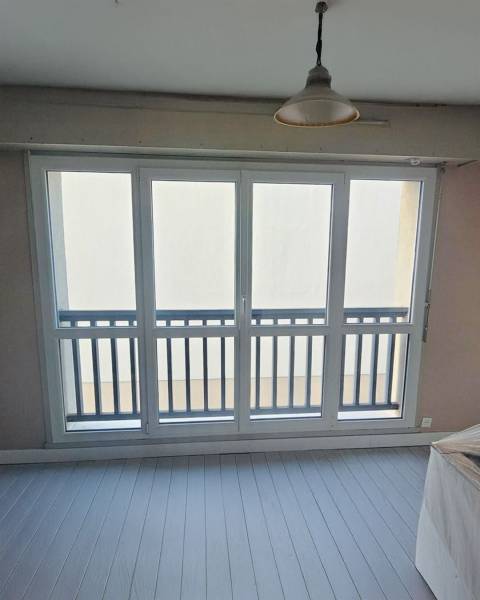 Pose d’une baie coulissante et d'une porte fenêtre sur-mesure de la marque Bochassy à Trouville-sur-mer 2