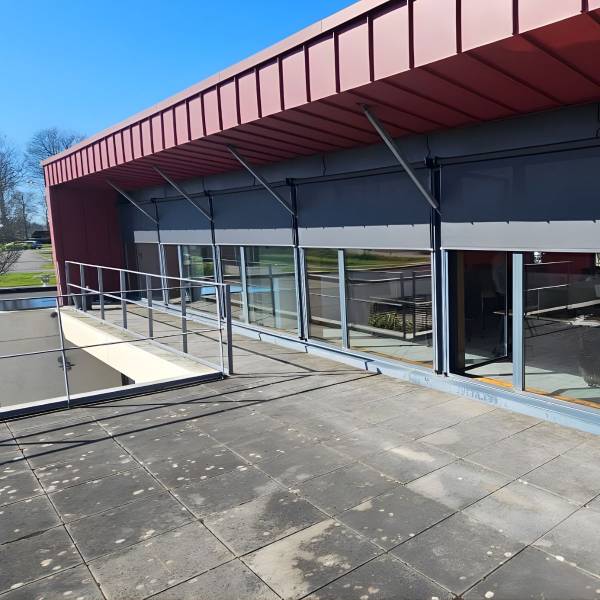 Stores extérieurs motorisés pour les entreprises