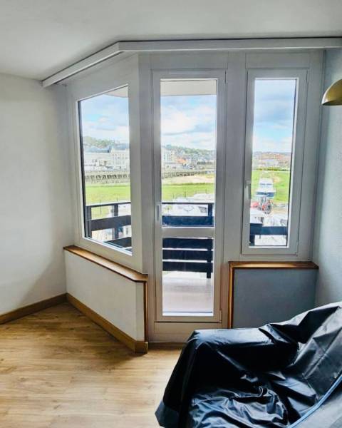 Installation de fenêtres aluminium Bochassy au coeur de Deauville 