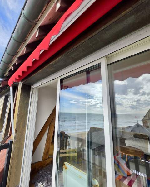 Store marquise sur le littoral normand