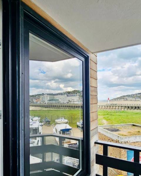 Installation de fenêtres aluminium Bochassy au coeur de Deauville 4