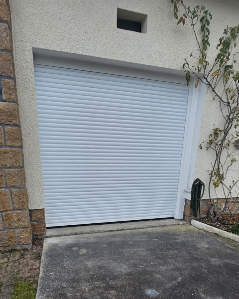 Pose d'une porte de garage enroulable Soprofen à Grandville