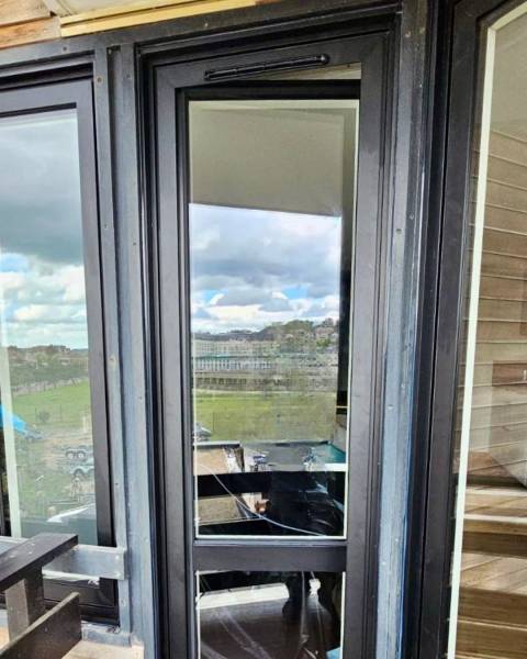 Installation de fenêtres aluminium Bochassy au coeur de Deauville 3