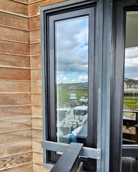 Installation de fenêtres aluminium Bochassy au coeur de Deauville 2