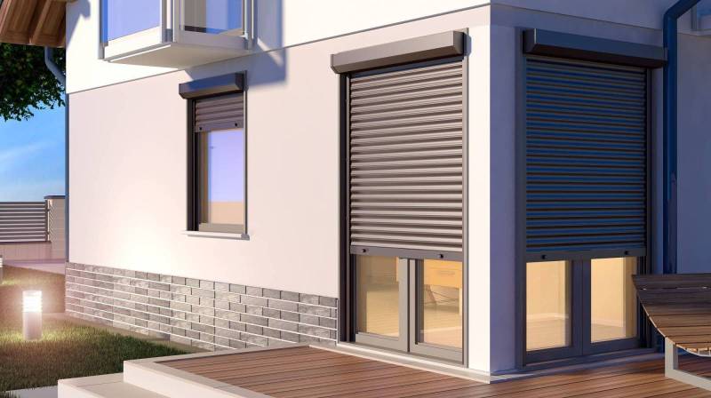 Avantages des volets roulants solaires ou battants pour une maison à Caen