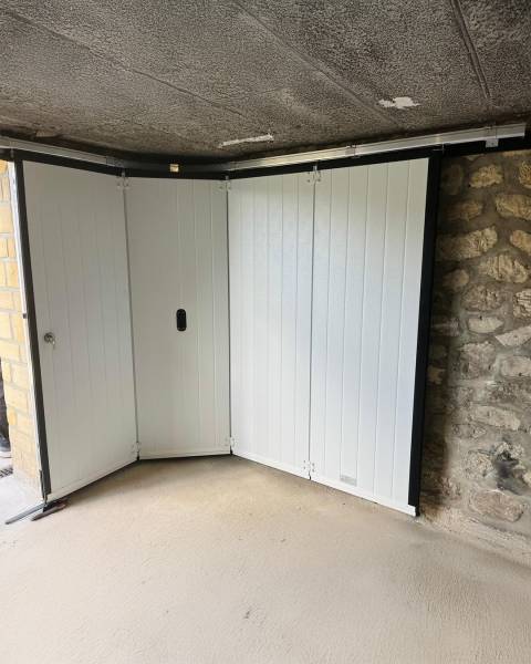 Pose d'une porte de garage sectionnelle La Toulousaine à Caen 1 2
