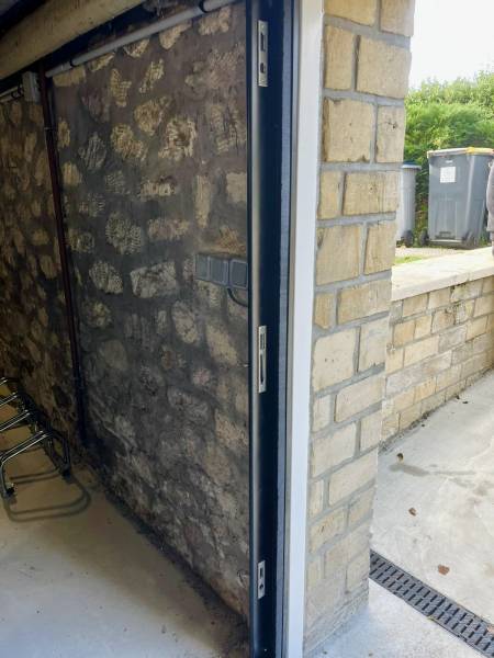 Pose d'une porte de garage sectionnelle La Toulousaine à Caen 3