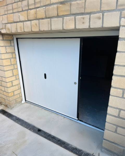Pose d'une porte de garage sectionnelle La Toulousaine à Caen 2